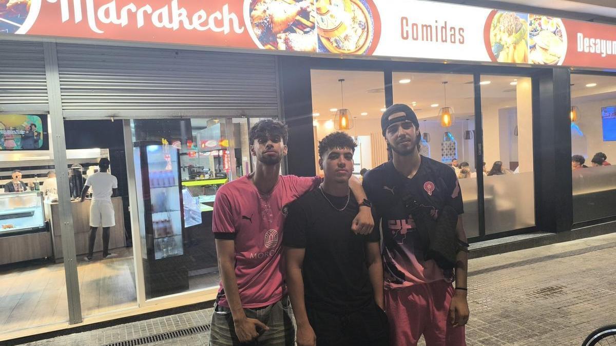 Tres amigos, antes de que comenzara la segunda parte del Marruecos-Francia.