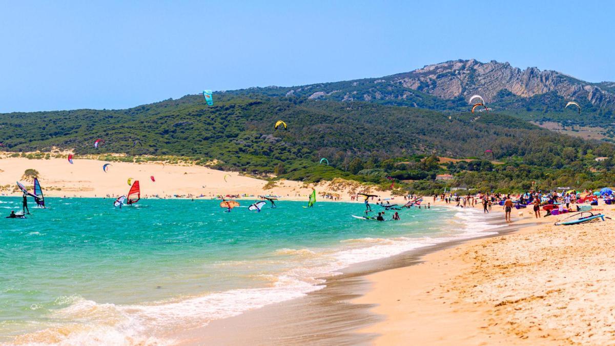 Junto a la playa de Tarifa, este entorno es conocido como el paraíso del kittesurf.