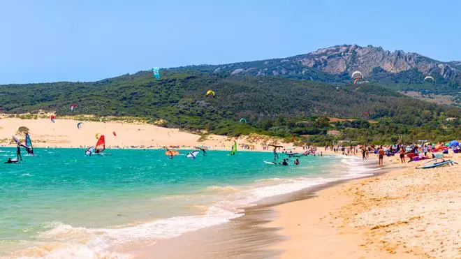 Ni Zahara de los Atunes ni Bolonia: esta es la playa a dos horas de Málaga que tiene dunas gigantes y un enorme guardián de madera que vigila la costa