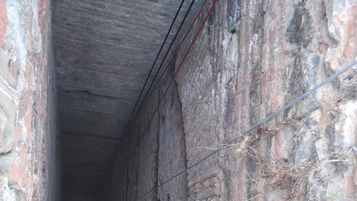 Los bomberos  inspeccionan dos pozos en la Alcazaba y Gibralfaro. Foto: Alejandro Santana Almendro