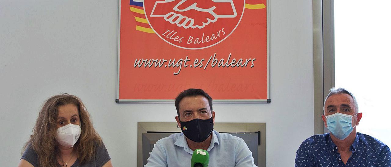 De izquierda a derecha, Guadalupe López, José García y Bladimiro García, antes de la asamblea de UGT celebrada ayer en Eivissa. | V. MARÍ