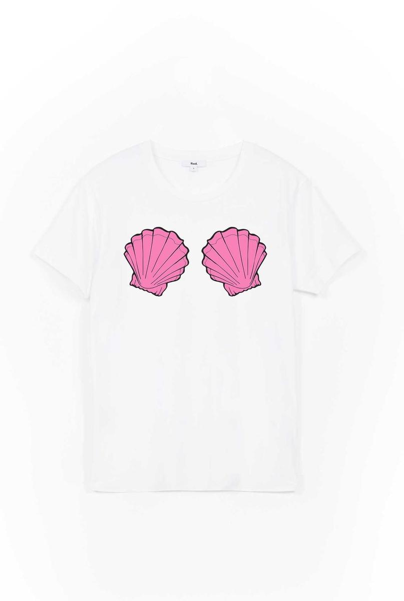 En camiseta, con las conchas rosas