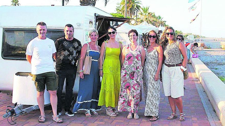 La alcaldesa, Estíbaliz Pérez (tercera por la derecha), no ha faltado a la cita con el comercio local.