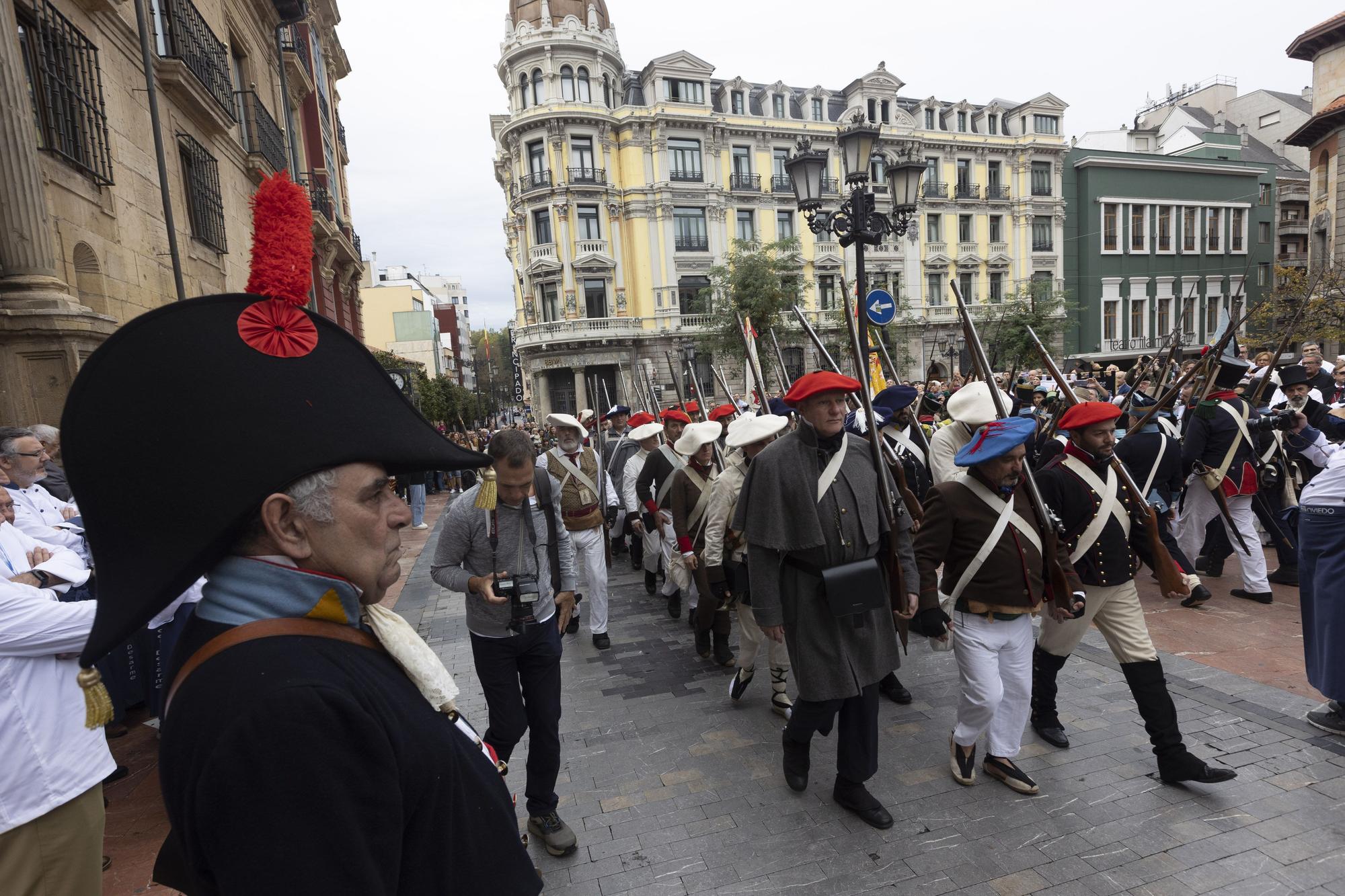 EN IMÁGENES: Oviedo se engalana para celebrar la fiesta del Desarme
