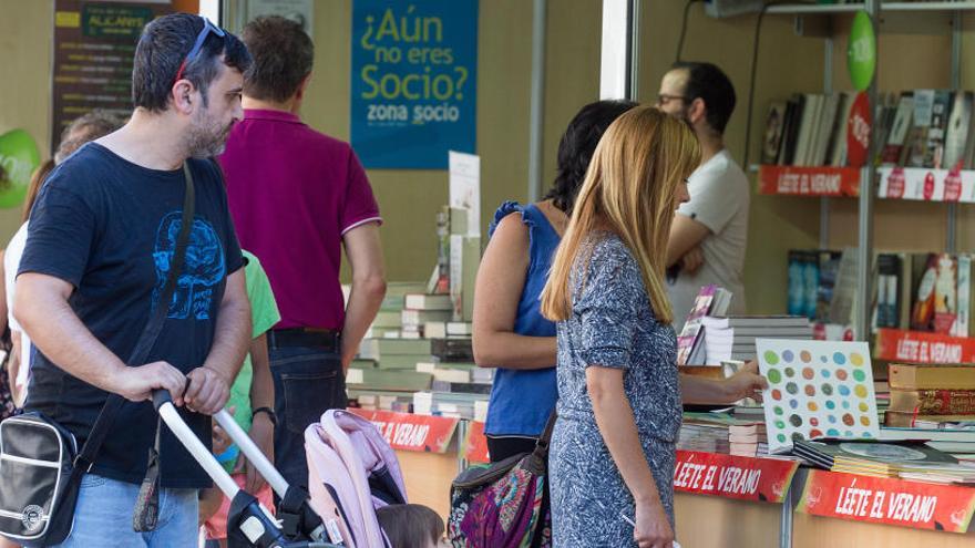 La Feria del Libro apuesta hoy por la novela negra