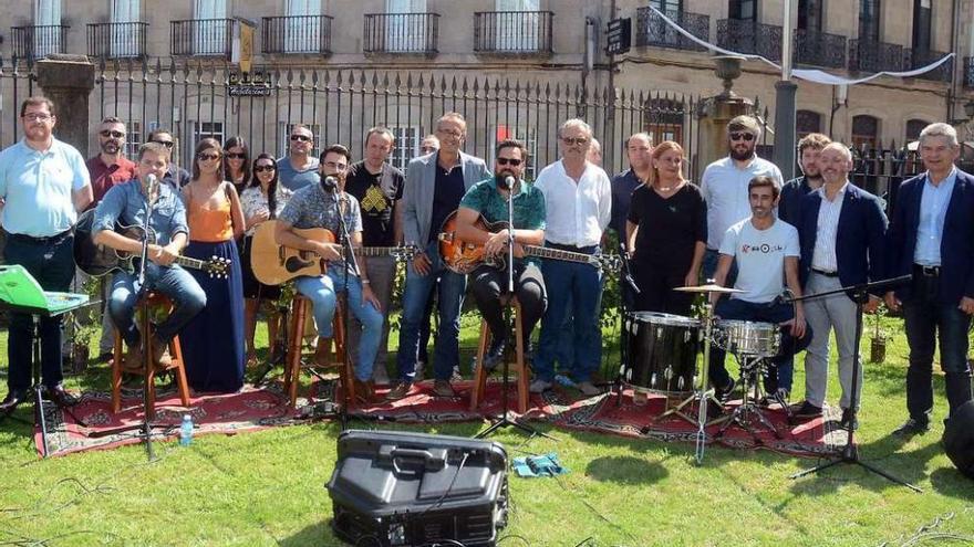 Acto de ayer en los jardines de la sede de Rías Baixas. // Rafa Vázquez