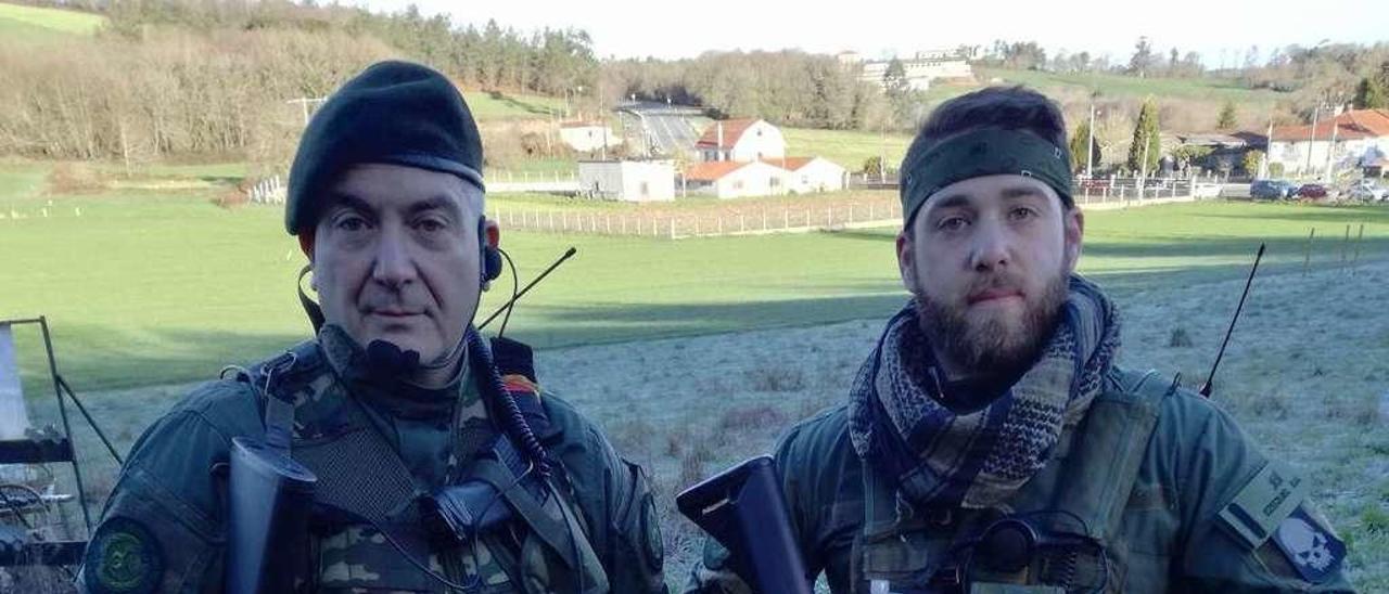 Alfonso Batán y su hijo Ezequiel, presidente del NEAT, durante una partida de &#039;airsoft&#039;.