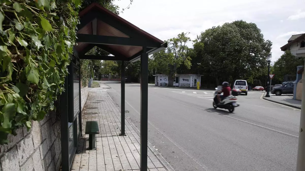 Cinco heridos, uno de ellos grave, tras empotrarse una motocicleta contra una marquesina de autobús en Gijón