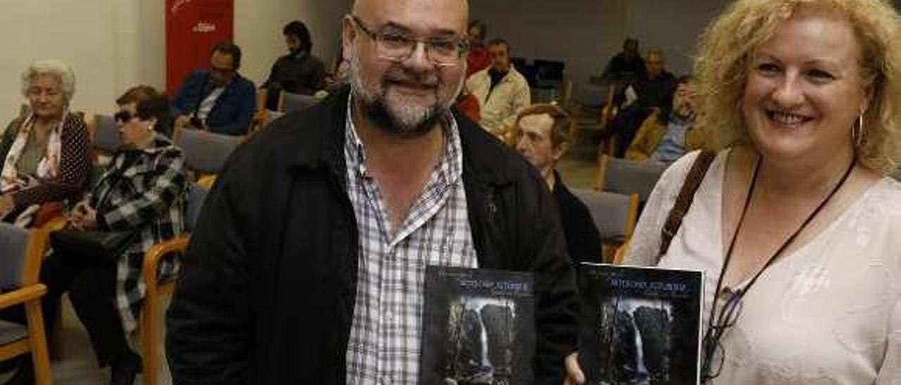 Alberto Álvarez Peña, junto a la editora Ana Roza, con sendos ejemplares del libro.