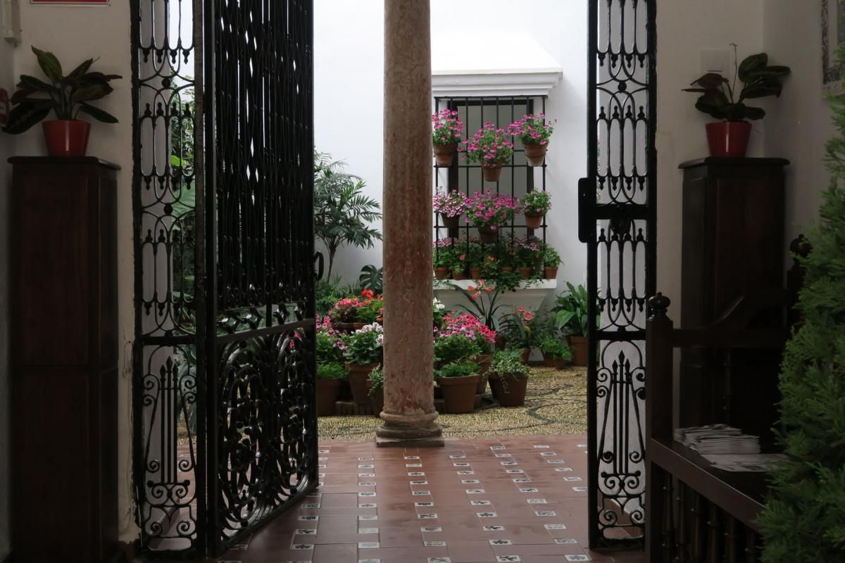 Apurando la fiesta de los patios por la Judería