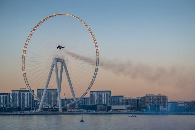 Imagen realizada por la Expo 2020 en la que Vince Reffet, conocido como Jetman, participa en un vuelo sobre la ciudad de Dubai.