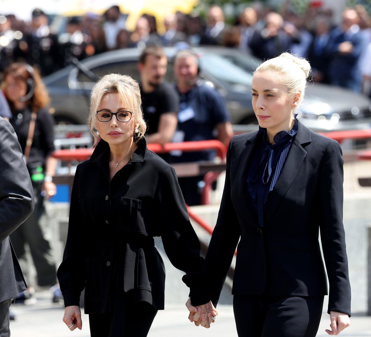 Milan (Italy), 14/06/2023.- Marina Berlusconi (L) and Marta Fascina (R) arrive for the state funeral of Italy’s former prime minister and media mogul Silvio Berlusconi, in Milan, Italy, 14 June 2023. Silvio Berlusconi died at the age of 86 on 12 June 2023 at Milan’s San Raffaele hospital. The Italian media tycoon and Forza Italia (FI) party founder, dubbed as ’Il Cavaliere’ (The Knight), served as prime minister of Italy in four governments. The Italian government has declared 14 June 2023 a national day of mourning. (Italia) EFE/EPA/MATTEO CORNER