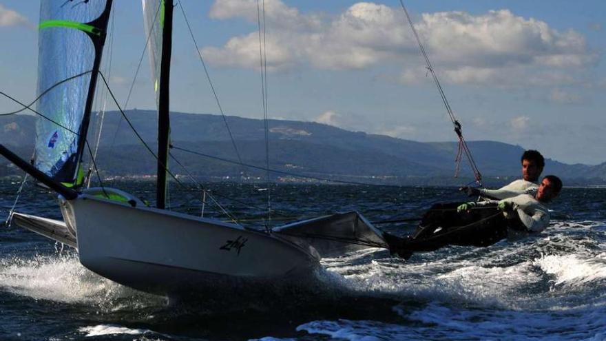 La tripulación vilagarciana se marca ahora el reto de finalizar entre los ocho mejores barcos del mundo.