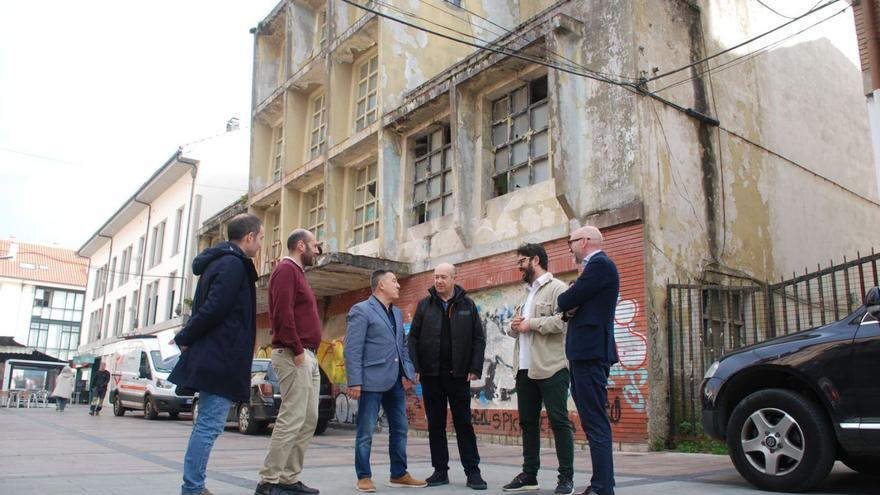 Por la izquierda, Juan Antonio Ramos, Ricardo Bustillo, Juan Carlos Armas, José Luis Batalla, Enrique Riestra y Adolfo Rodríguez, ayer, junto al edificio del Cinemar. | RAMÓN DÍAZ