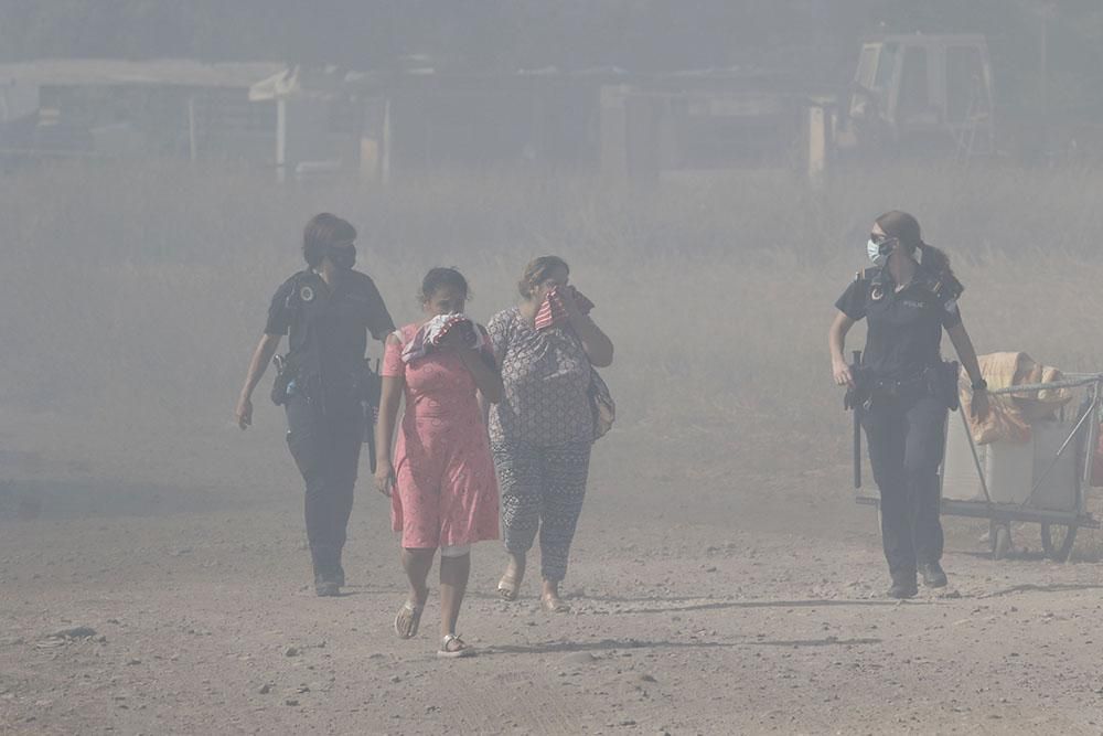 Incendio en el Camino de Carbonell junto a un asentamiento