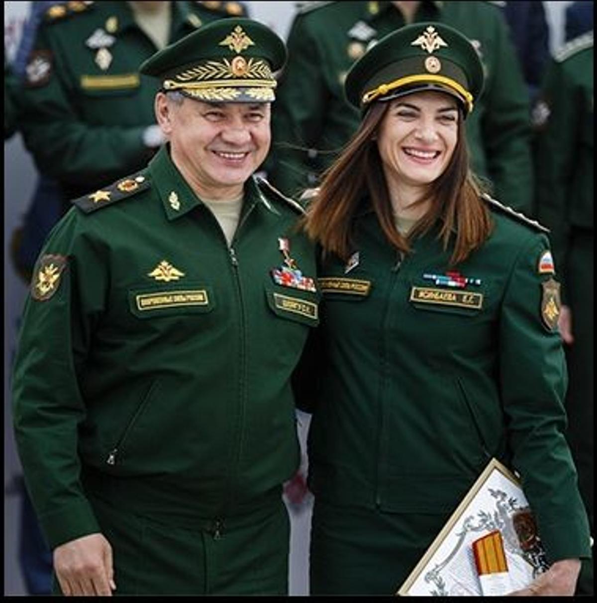 La mayor Yelena Isinbáyeva, con el ministro de Defensa, Serguéi Shoigú.