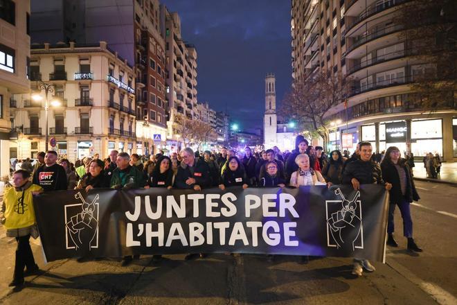 Un millar de personas se manifiestan en València para impulsar un plan ...