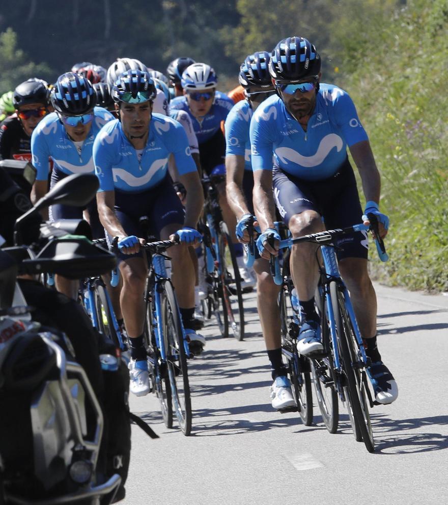 El pelotón de la Vuelta Ciclista, a su paso por el concejo.