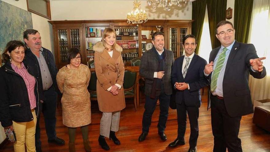 Rey Varela, ayer, con el alcalde, la directora xeral y varios concejales de A Cañiza. // Anxo Gutiérrez
