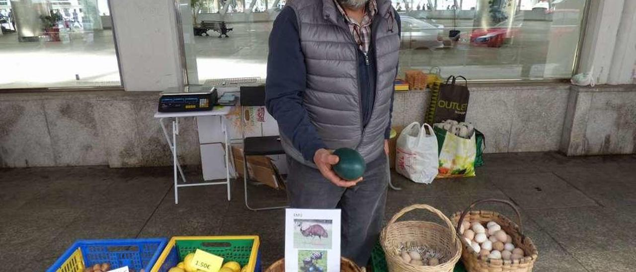 Aurelio Jonte, ayer, en su puesto de la Pola, mostrando un huevo de emú.