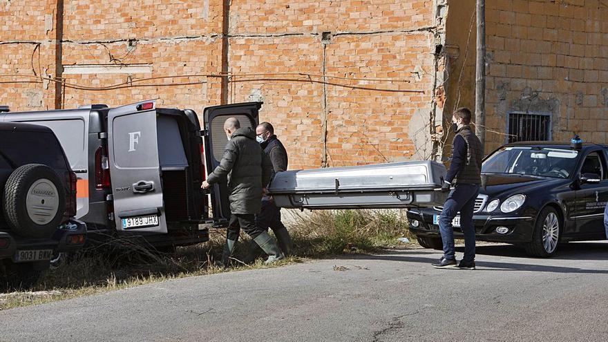 Los operarios de la funeraria trasladan el cadáver del hombre muerto en Aielo de Malferit. | PERALES IBORRA