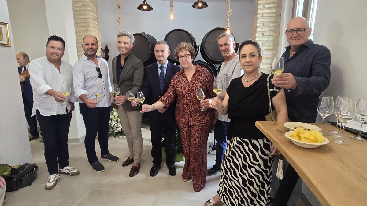 Asistentes a la inauguración del Moriles Wine Lodge, un hotel boutique de diez habitaciones ubicado en pleno corazón de Moriles, brindan por el futuro del establecimiento.