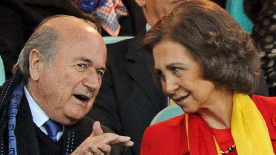 Doña Sofía conversa con el presidente de la FIFA, Joseph Blatter.