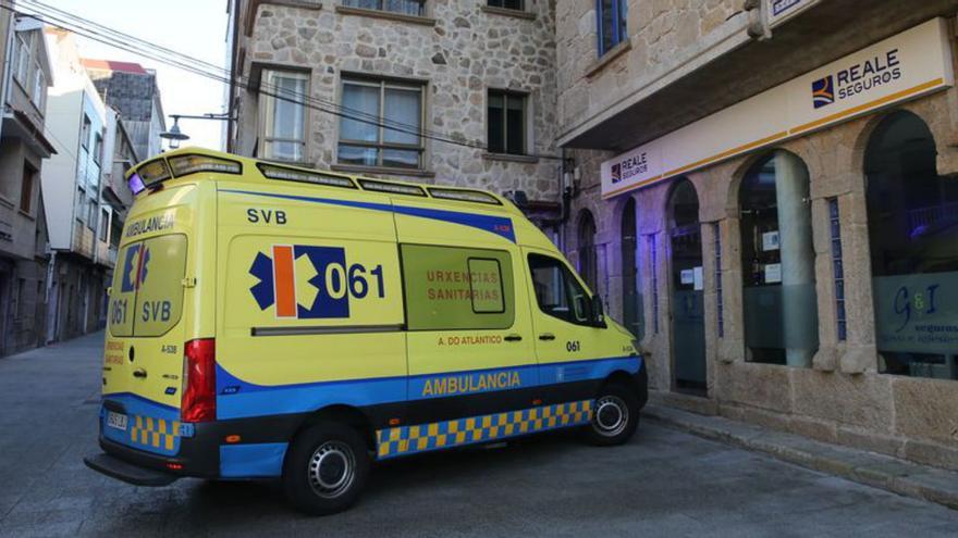 Ambulancia del 061 en Cangas. |