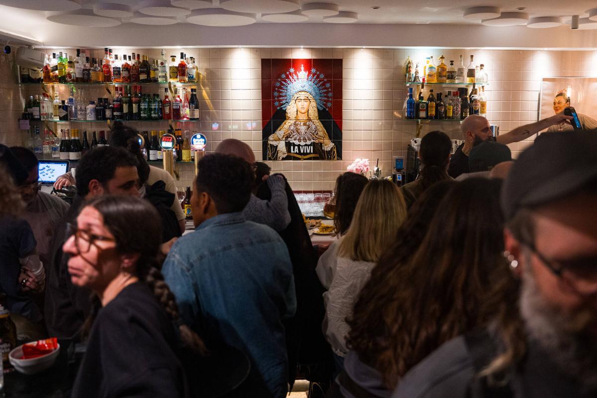 Uno de los detalles más instagrameados del bar: los azulejos de la virgen de LAVIVI, coronando la barra.