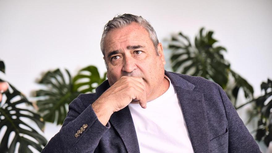 Ángel Vázquez niega haber intervenido en el proceso de selección de fregadores de Centros Turísticos en el que su hijo fue contratado y el presidente del Cabildo pide explicaciones