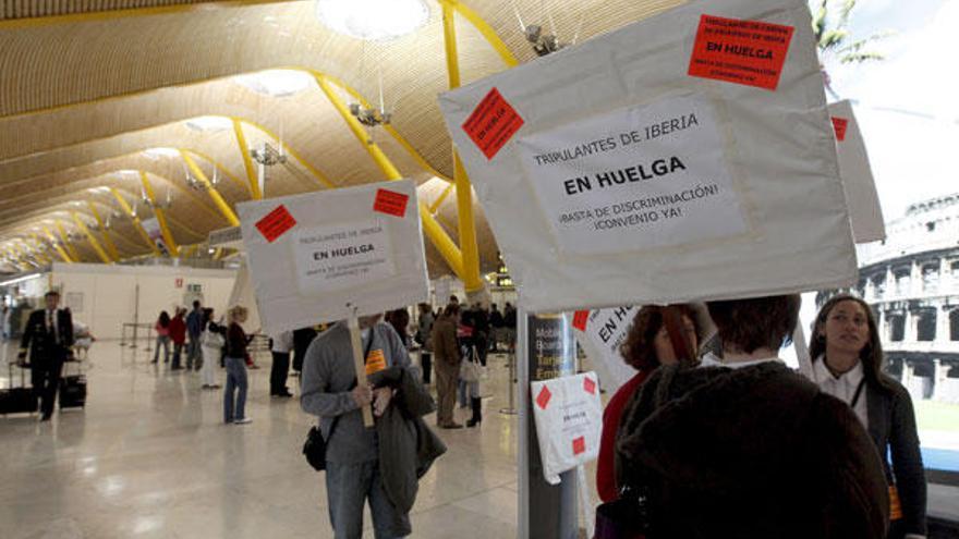 Un grupo de trabajadores de Iberia esta mañana en el aeropuerto de Barajas