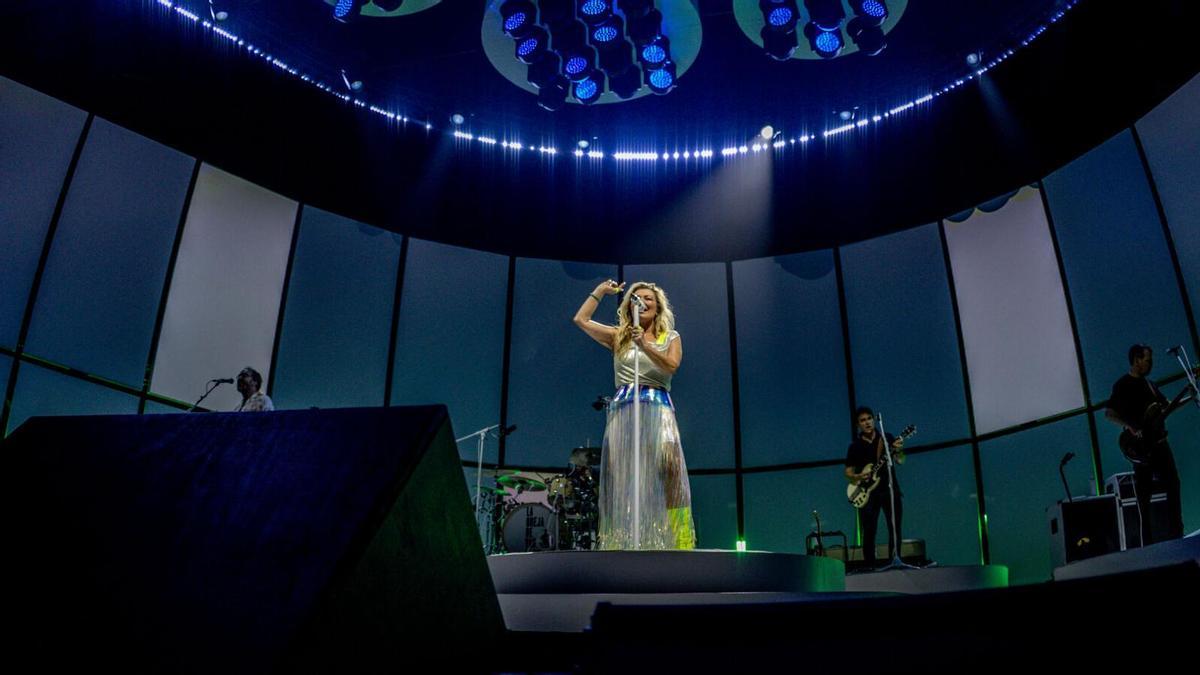 Amaia Montero canta 'Mariposa' en el primer cocierto de La Oreja de Van Gogh en Madrid