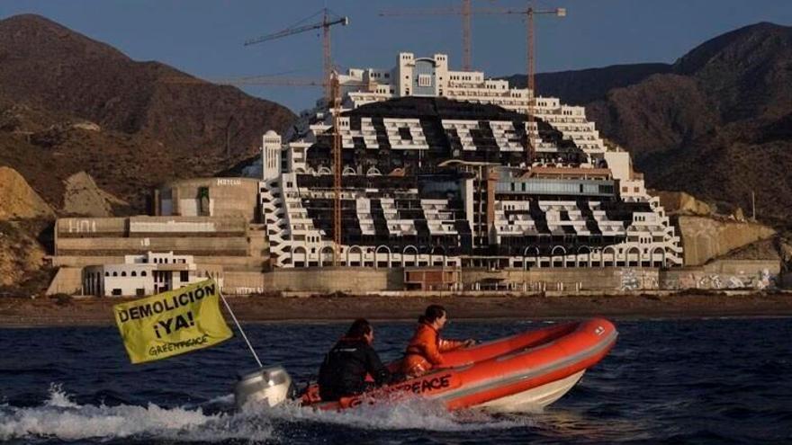 La demolición del hotel de El Algarrobico tendrá que esperar