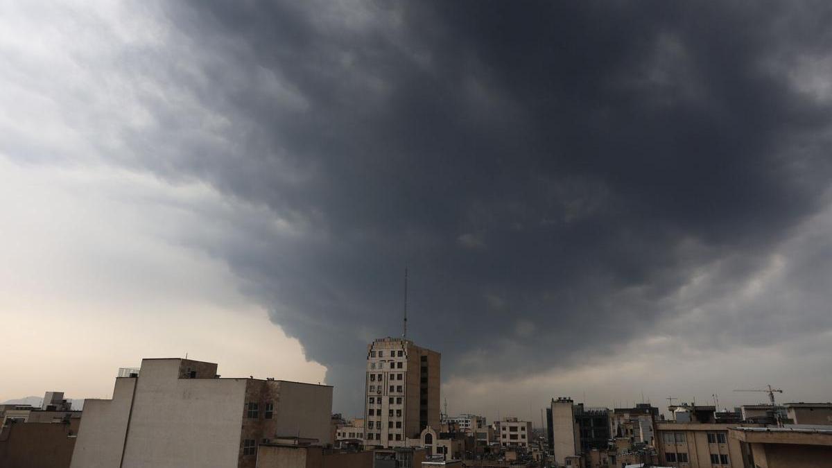 Columna de humo sobre la ciudad de Teherán tras el ataque aéreo a una refinería cercana a la capital, la pasada madrugada.