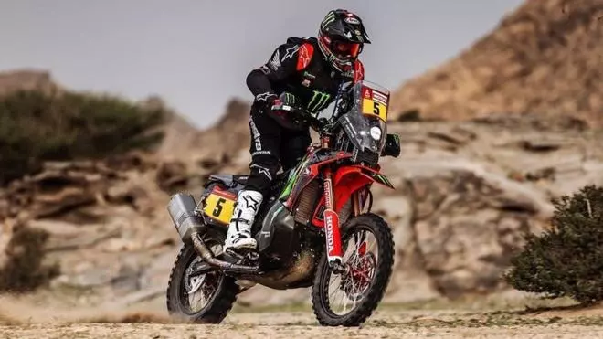 ¿Cuáles son los pilotos de motos y coches con más victorias en el Rally Dakar?