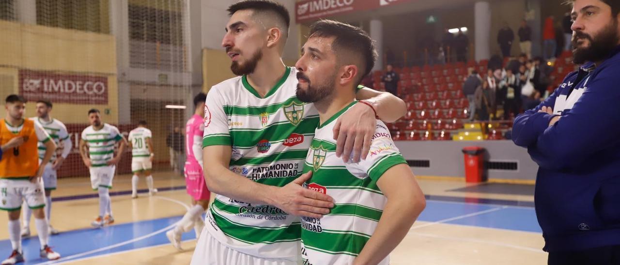 Lucas Bolo y Jesulito, desolados al final del partido entre el Córdoba Futsal y el Noia.