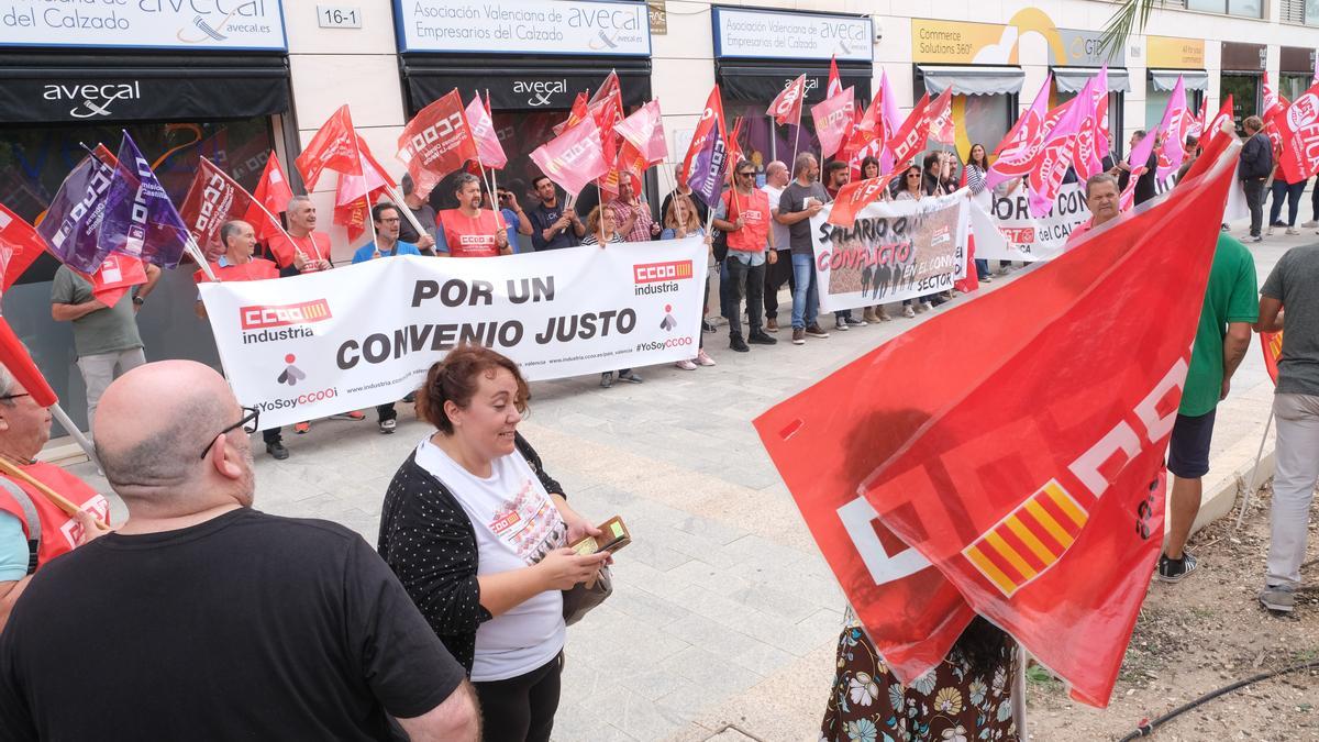 Convenio del calzado: Concentración de trabajadores frente a Avecal en Elche