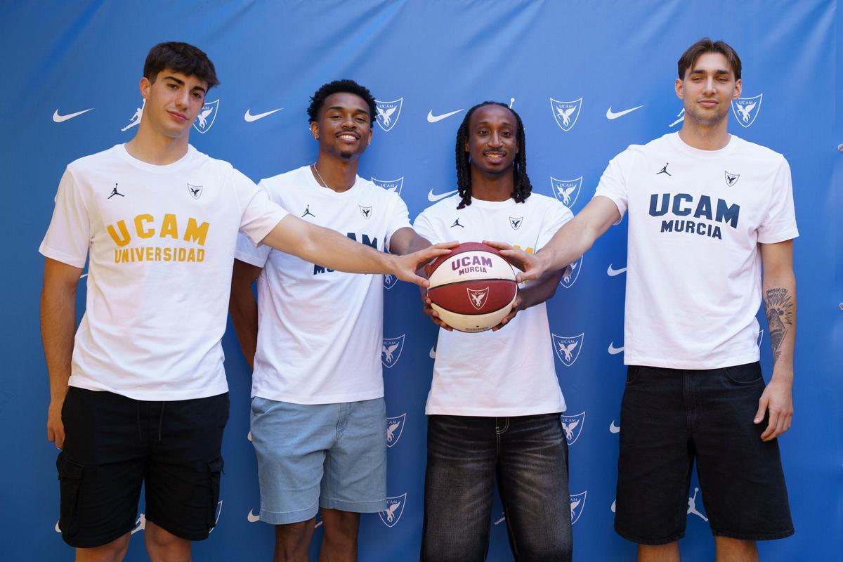 Los jugadors del UCAM Murcia tras el acuerdo alcanzado para vestir la línea de Jordan.