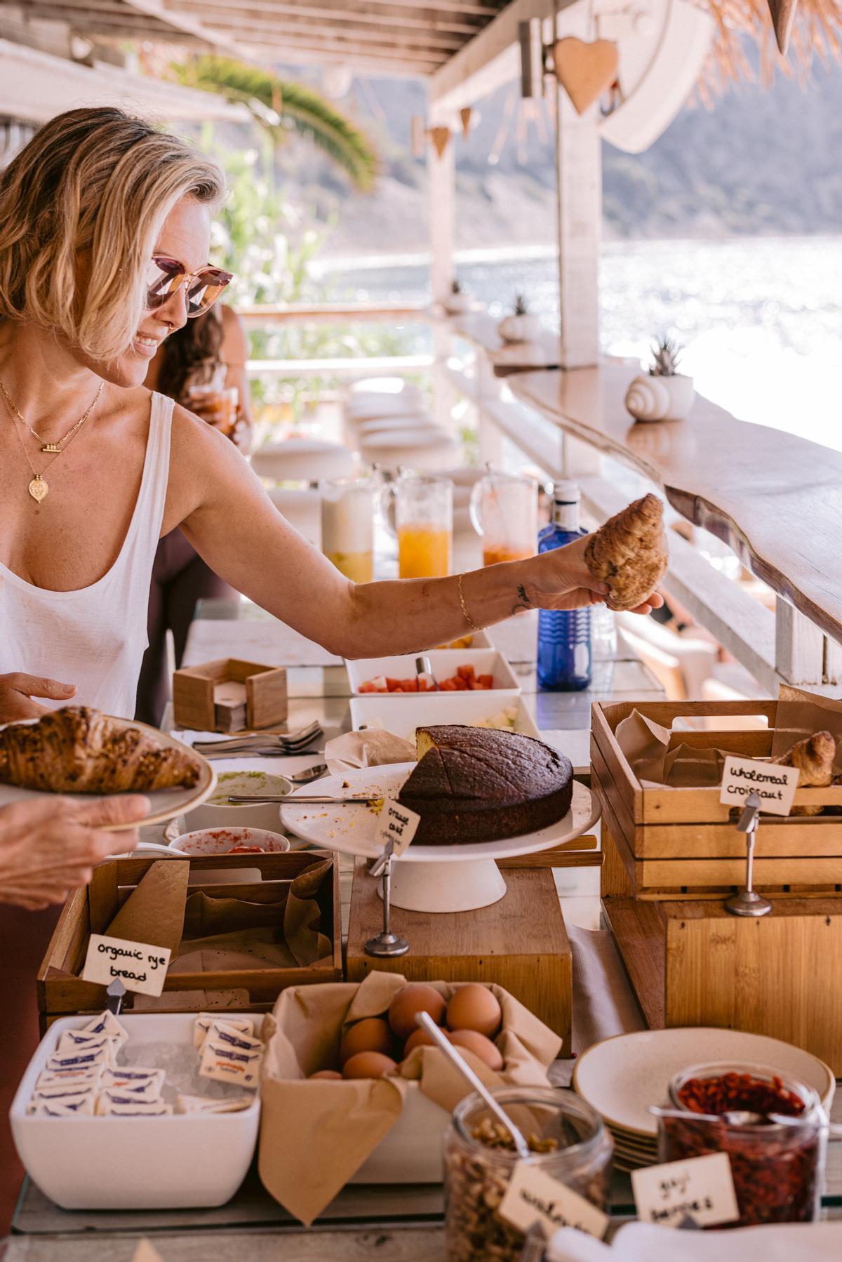 El desayuno en Amante Ibiza tras la sesión de yoga.