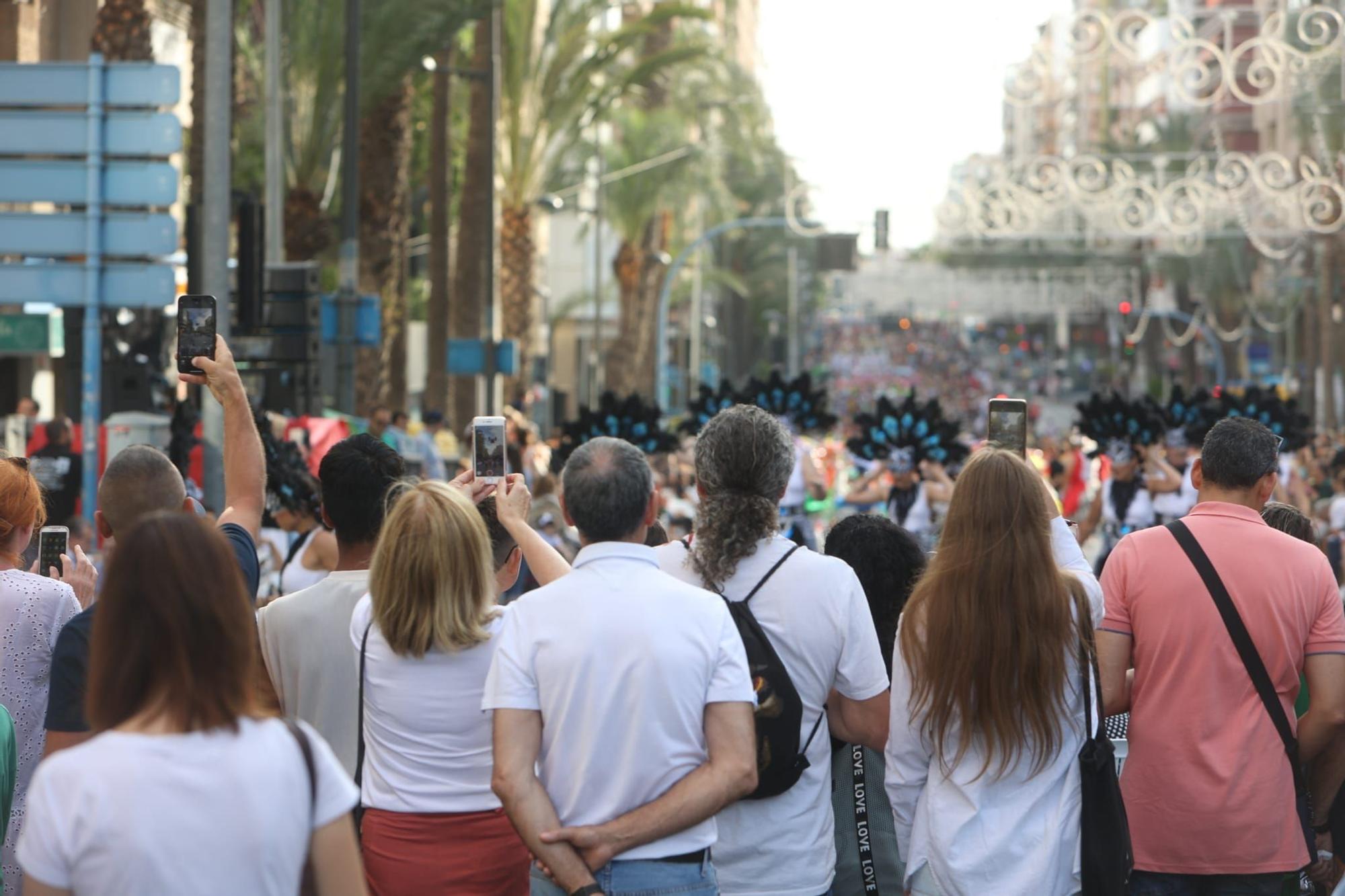 Las 89 hogueras y 20 barracas inundan las calles de Alicante con el tradicional desfile del Ninot