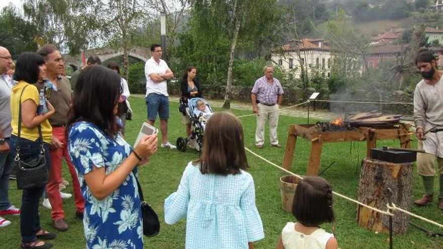 Asistentes a la recreación histórica &quot;Astures&quot;, celebrada ayer en Cangas de Onís.