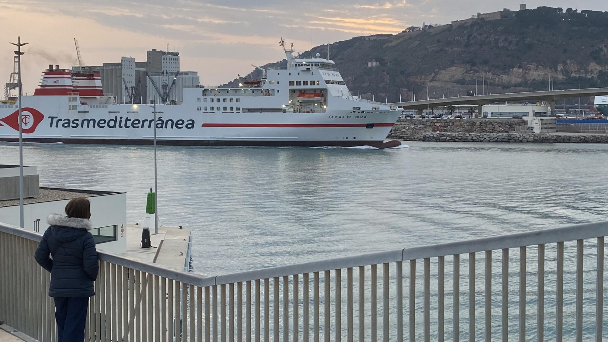 Buque de Trasmediterránea entrando en el puerto de Barcelona.