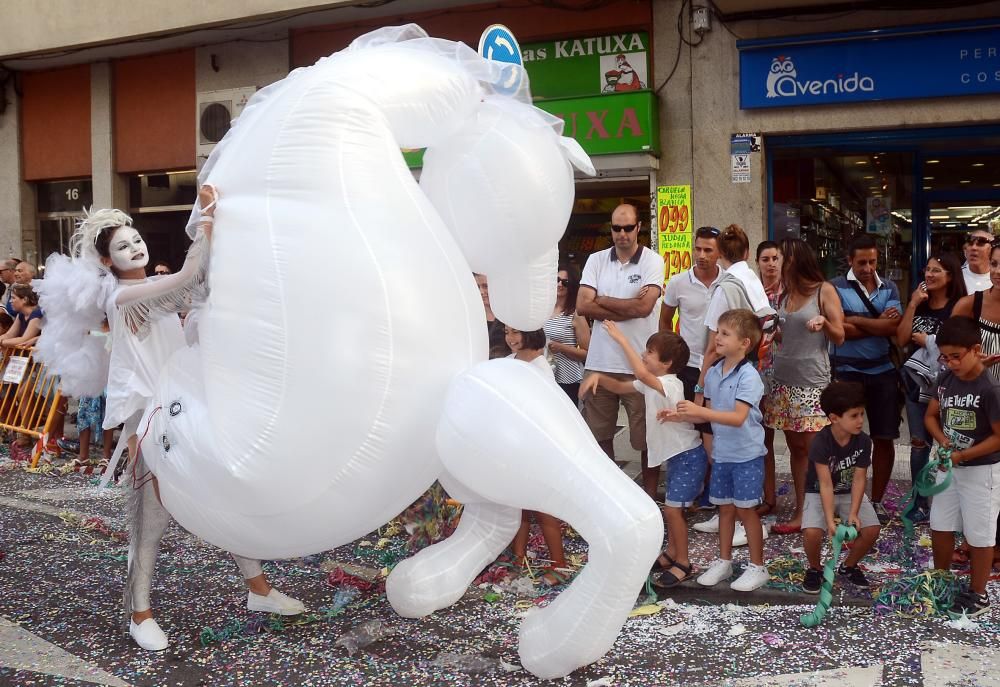 Carrozas y serpentinas llenan de color las calles de Pontevedra - La Bella y la Bestia y los Minnions, protagonistas de una Batalla de Flores que contó con la presencia de numeroso público