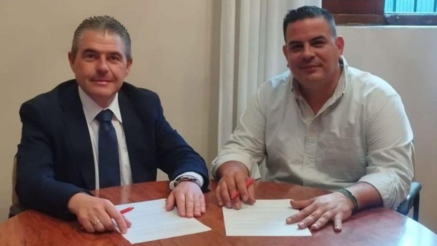 Manuel Murillo y Manuel Roldán ratificando el encargo de la marcha.