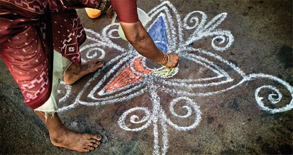 El &quot;kolam&quot; es un arte decorativo a la entrada delas casas y de los templos en Tamil Nadu.