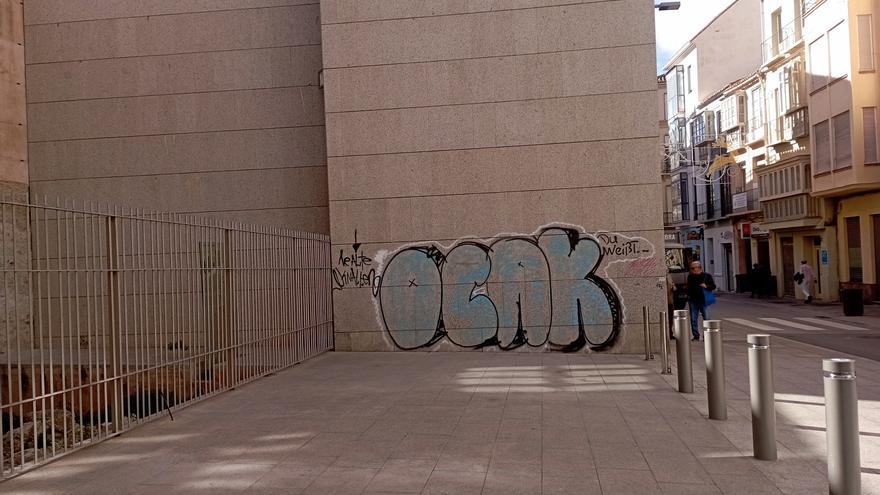 Pintadas de meses junto a la muralla de Carretería