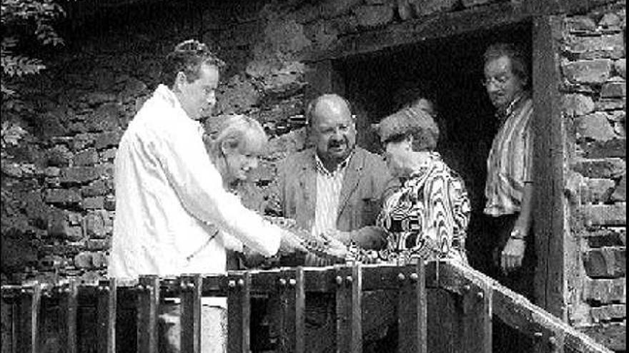 Por la izquierda, el alcalde de Tineo, Marcelino Marcos; la directora de Turismo, Elisa Llaneza; el alcalde de Cudillero, Francisco González; Berta Pérez, y Manuel Octavio Fernández.