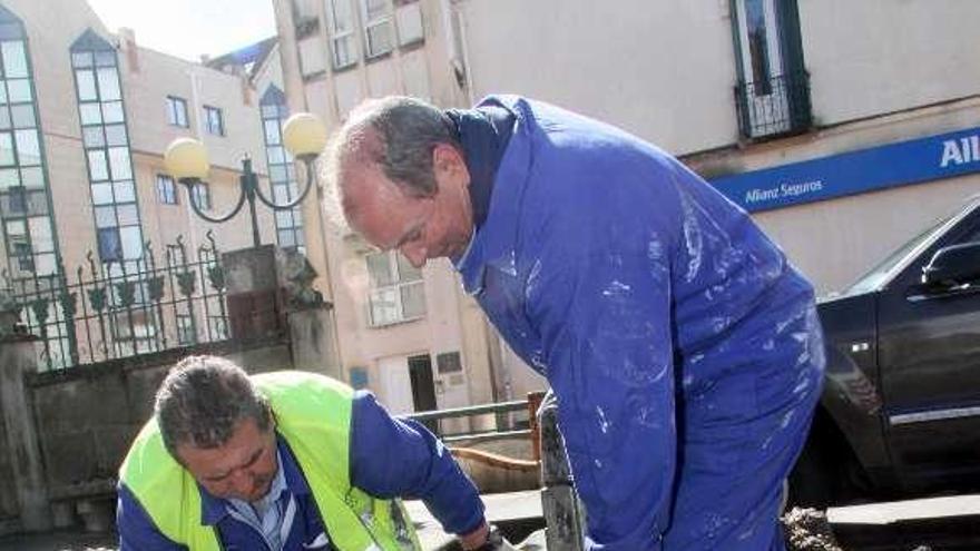 Empleados de la concesionaria, ayer en Plaza de España. //J. L. Oubiña