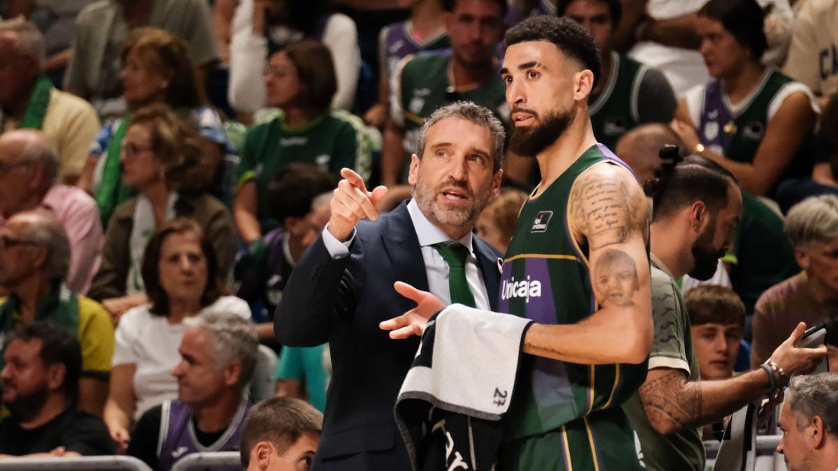 Ibon Navarro habla con Chris Duarte.