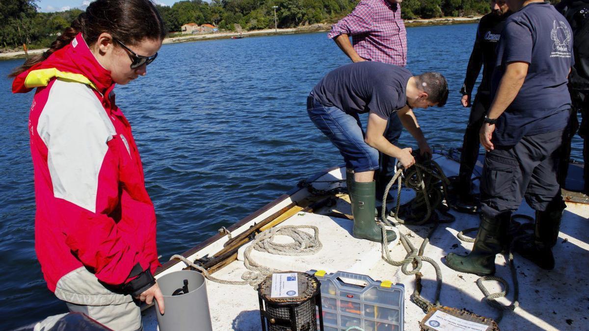 Instalación de sondas, a instancias de Cobre San Rafael, para controlar la calidad del agua, a la altura de la isla de Cortegada.